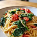 Lebendige Spinat-Tomaten-Pasta für Pasta-Liebhaber