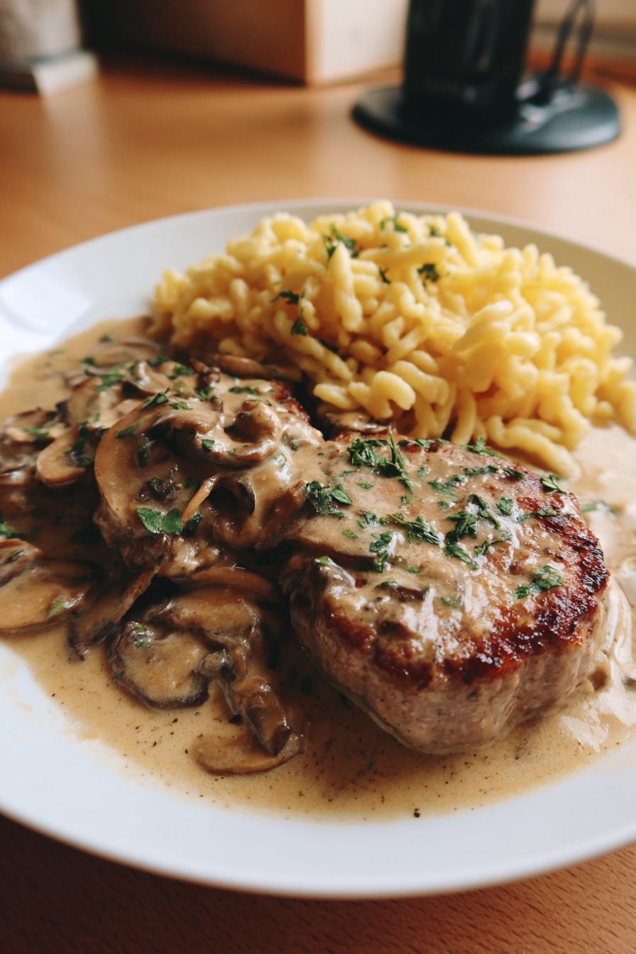 Medaillons in Champignon-Rahmsoße mit Spätzle - detail 2