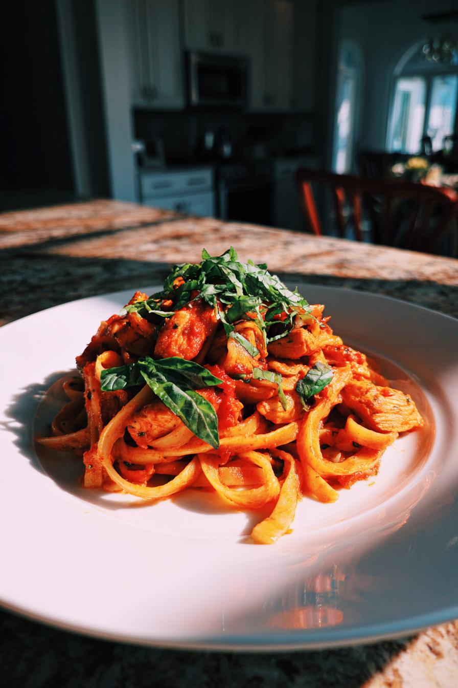 Würzige Tomaten Hähnchen Pasta: Glück in 30 Minuten