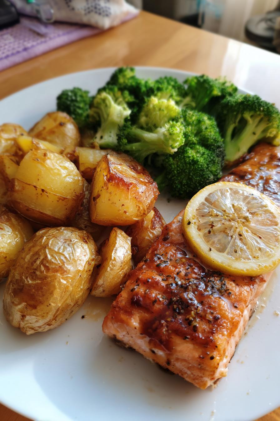 Zitronenbutterlachs mit knusprigen Kartoffeln und Brokkoli - detail 2