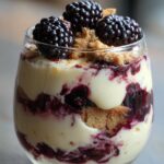 Cremiges Dessert im Glas mit Mascarpone & Brombeeren