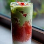 Erfrischender eisgekühlter Erdbeer-Matcha-Latte