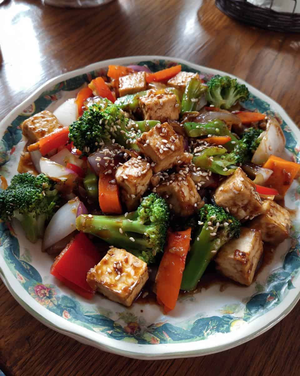 Gemüsepfanne mit Tofu und Sesam für gesunde Mahlzeiten - detail 1