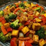 Gemüsepfanne mit Tofu und Sesam für gesunde Mahlzeiten