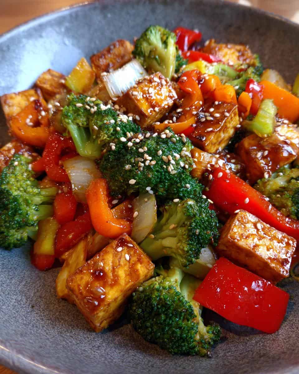 Gemüsepfanne mit Tofu und Sesam für gesunde Mahlzeiten - detail 2