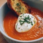 Ofengeröstete Tomatensuppe mit Burrata und Knoblauchbrot