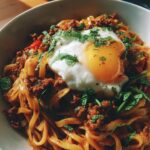 Türkische Nudelpfanne mit Minzjoghurt