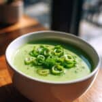 Erbsencremesuppe mit Lauchzwiebeln