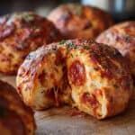 Pizzabomben mit Pepperoni – Knusprig, käsig