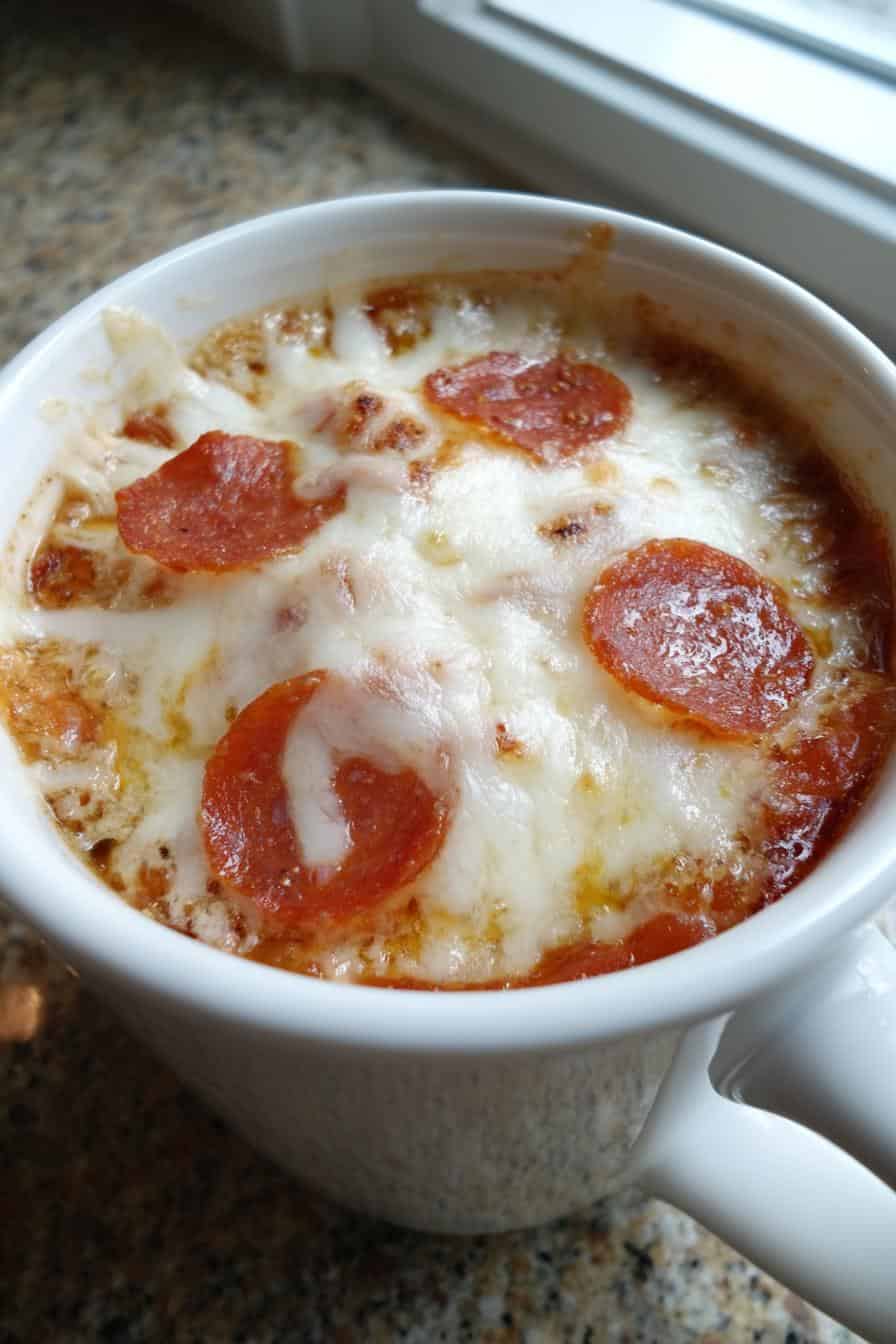 Unglaublich! Tassenpizza mit Salami & Käse in 90 Sek