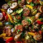 Wurst und Gemüse aus der Pfanne