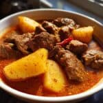 Herzhaftes Rindfleischgulasch mit Kartoffeln