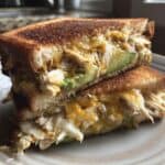 Hühnchen-Avocado-Melt-Sandwich