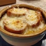 Klassische Französische Zwiebelsuppe mit Käsekruste