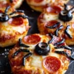 Mini Spinnen Pizzen für gruselige Halloween-Feste