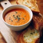 Tomatensuppe und Käsetoast