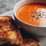 Tomatensuppe und Käsetoast