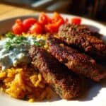 Vegane Cevapcici mit Tomaten-Kritharaki & Tzatziki