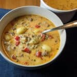 Cremige Käse Paprika Suppe mit Hackfleisch und Gnocchi