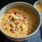 Cremige Käse-Paprika-Suppe mit Hackfleisch und Gnocchi