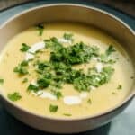 Einfache cremige Kartoffelsuppe mit frischer Petersilie