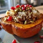 Gefüllter Ofenkürbis mit Reis und Feta