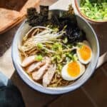 Ramen mit Hühnerbrühe und Putenfilet