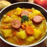 Schneller Eintopf mit Kartoffeln und Würstchen