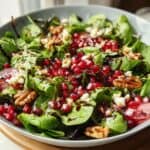 Weihnachtlicher Salat mit Granatapfel und Feta