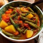 Einfacher vegetarischer grüner Bohneneintopf