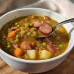 Klassischer herzhafter Erbseneintopf mit Speck und Würstchen
