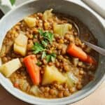Vegetarischer Linseneintopf mit Kartoffeln und Karotten
