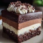 Dreifacher Schokoladenmousse-Kuchen