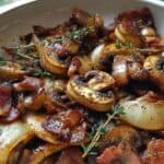 Gebratene Pilze mit Speck und Zwiebeln