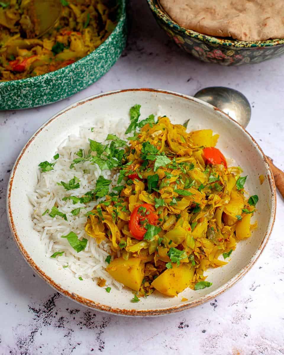 Klassisches Indisches Weißkohl Kartoffel Curry - detail 1