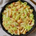 Schnelle vegetarische Spitzkohlpfanne mit Kartoffeln