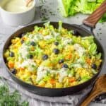 Veganer Couscous Salat mit Heidelbeeren und Tahini Dressing