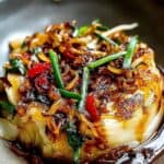 Vegetarischer gebackener Weißkohl mit cremiger Zwiebelsauce und Kartoffelpüree