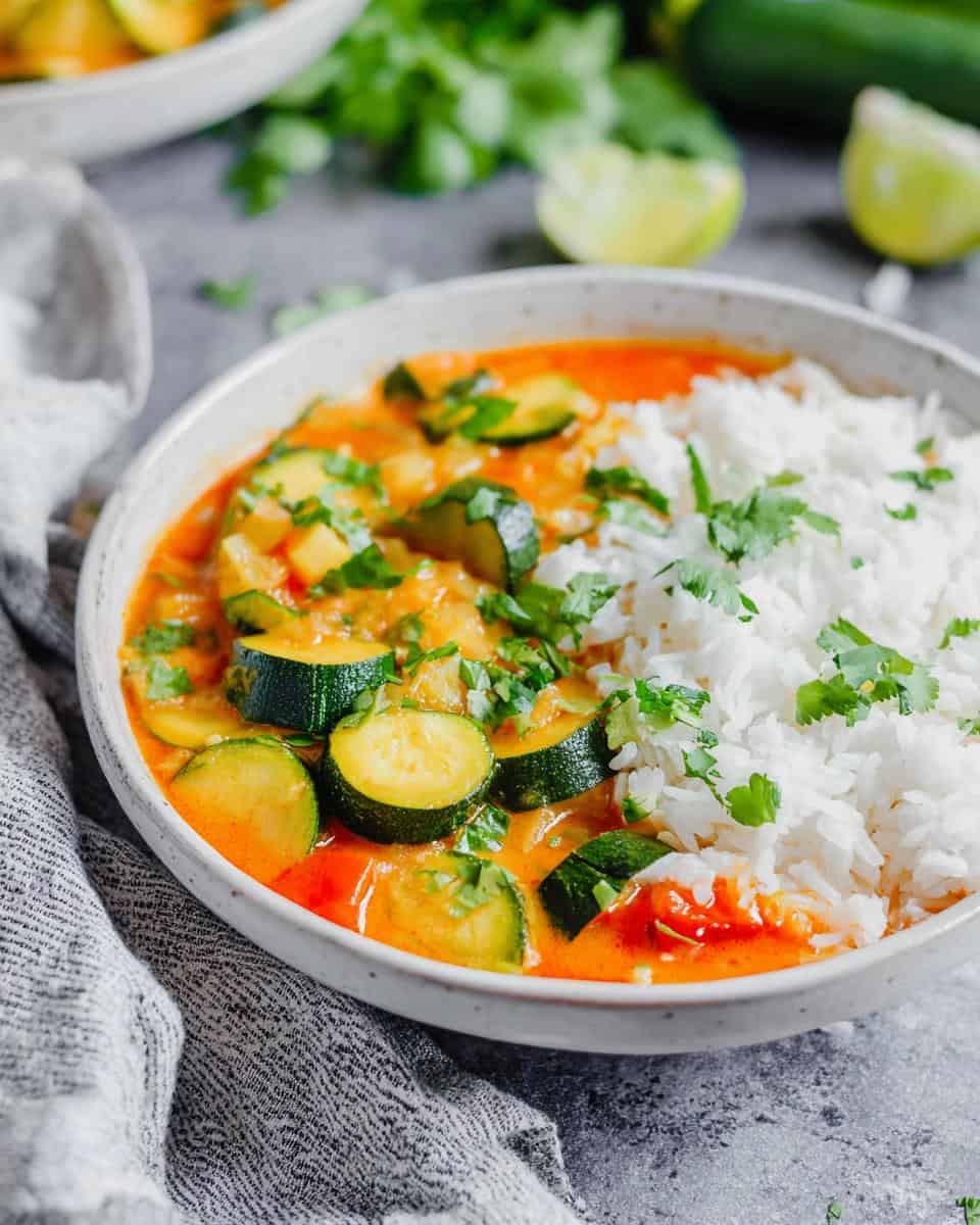 Schnelles veganes Zucchini Curry mit Kokosmilch - detail 1