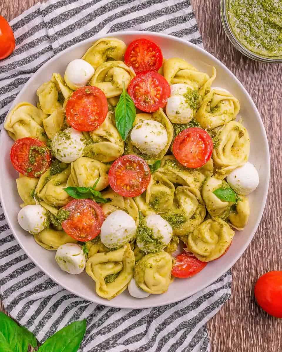 10 Minuten Tortellini Salat mit Pesto und Mozzarella - detail 2