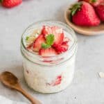 Cremige Overnight Oats mit Joghurt Banane und Erdbeeren