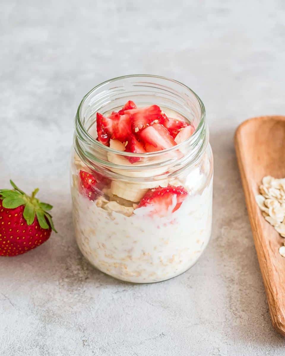 Cremige Overnight Oats mit Joghurt Banane und Erdbeeren - detail 3