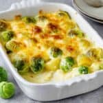 Cremiger Rosenkohlauflauf mit Kartoffeln und Käse