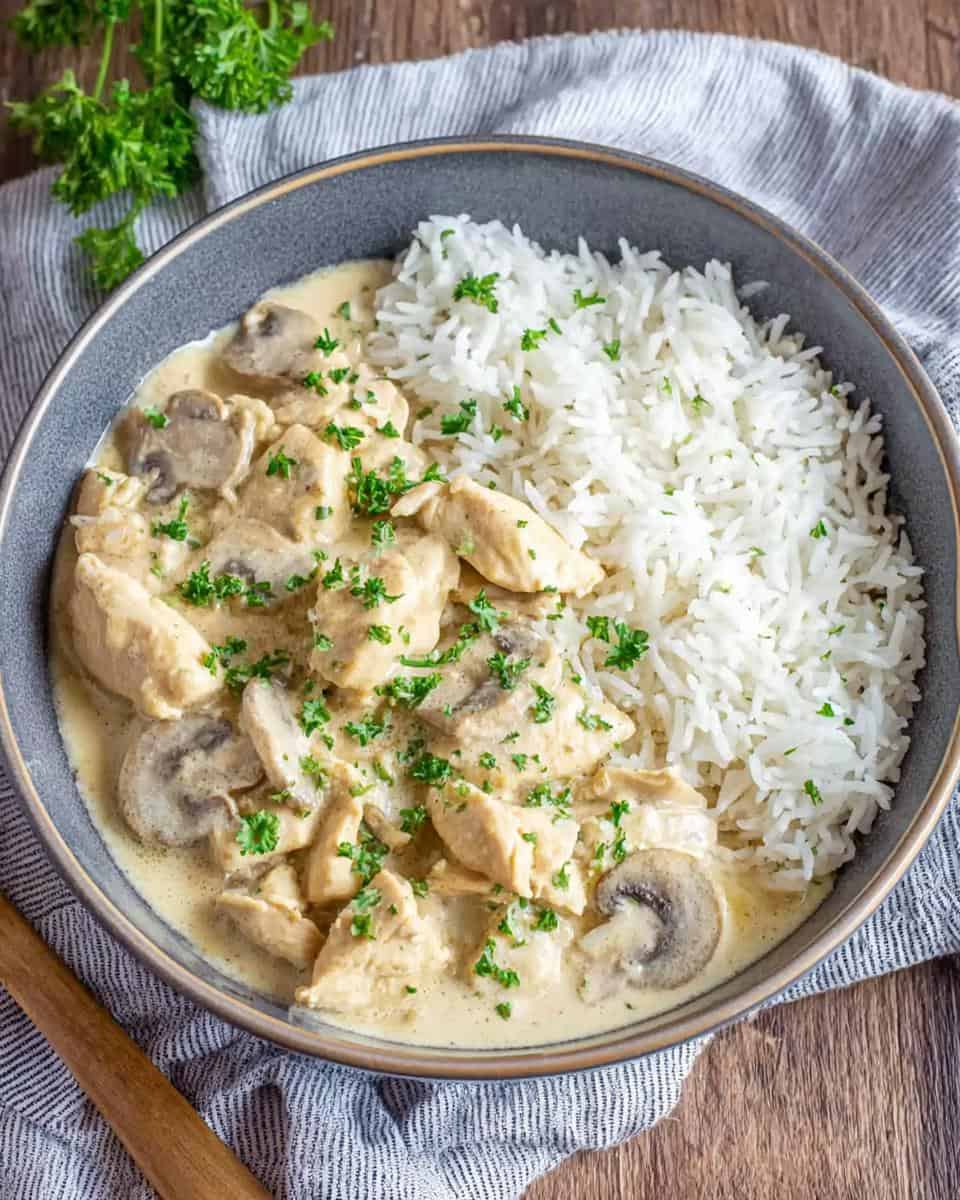 Cremiges Hähnchengeschnetzeltes mit Pilzen und Reis - detail 1