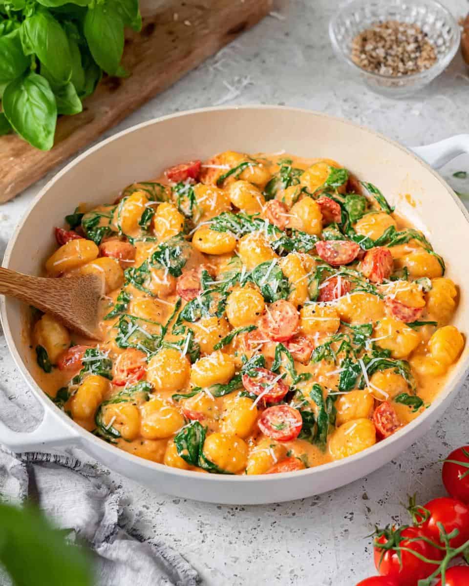 Einfache und schnelle Gnocchi Pfanne mit frischem Spinat und Tomaten - detail 1