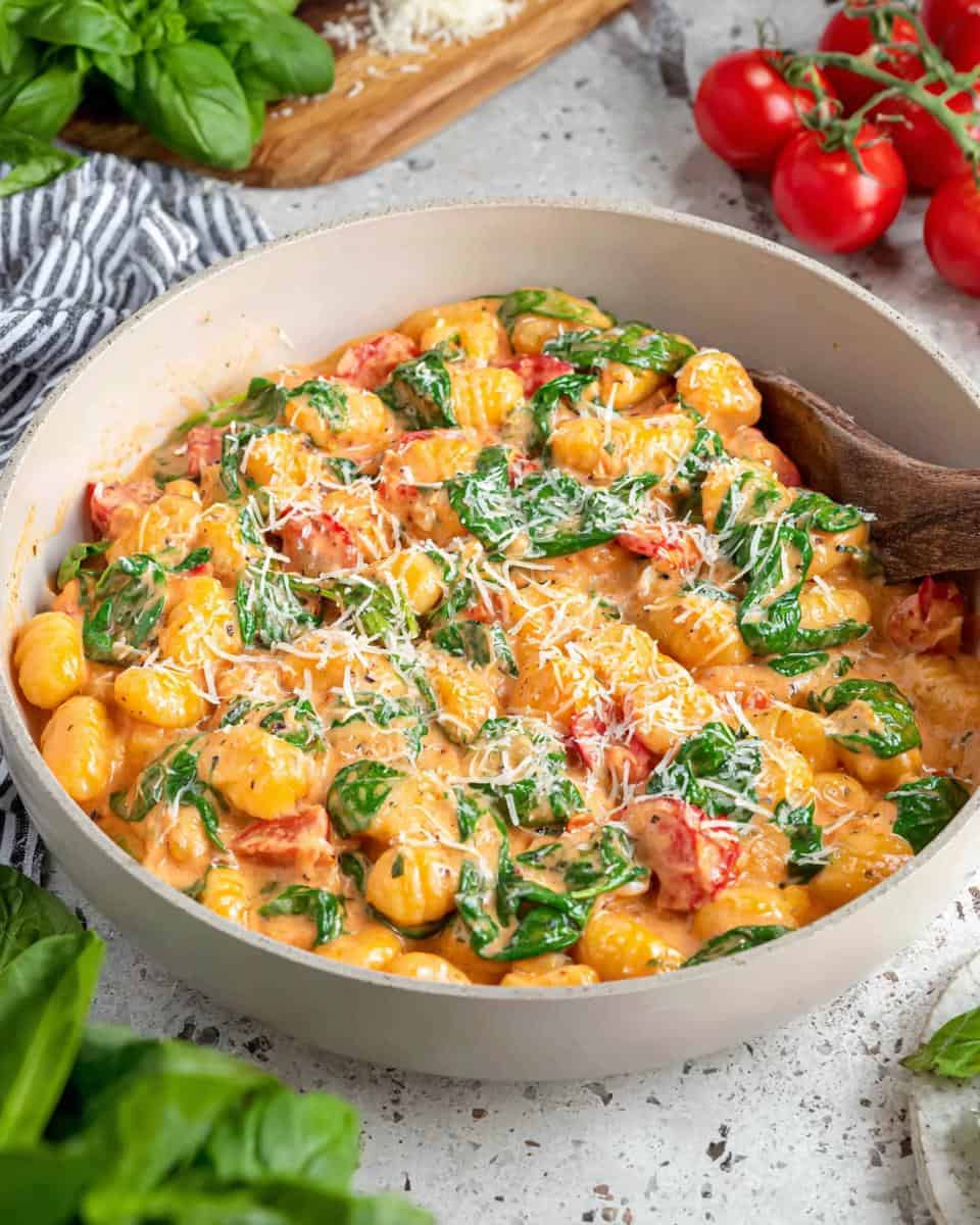 Einfache und schnelle Gnocchi Pfanne mit frischem Spinat und Tomaten - detail 2