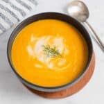 Einfaches Hokkaidokürbissuppe Rezept mit Kokosmilch und Ingwer