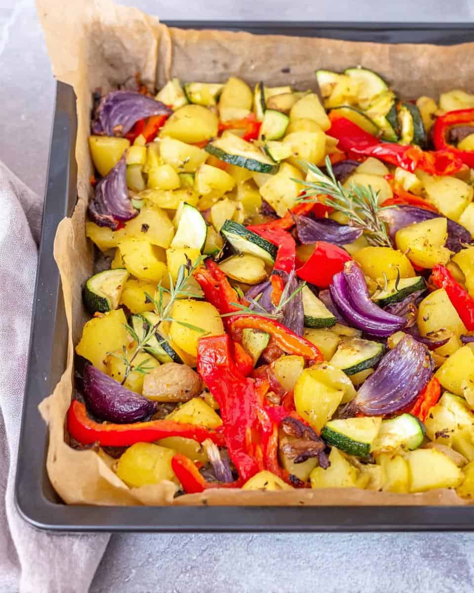 Einfaches Ofengemüse mit Kartoffeln Zucchini Paprika vom Blech - detail 1