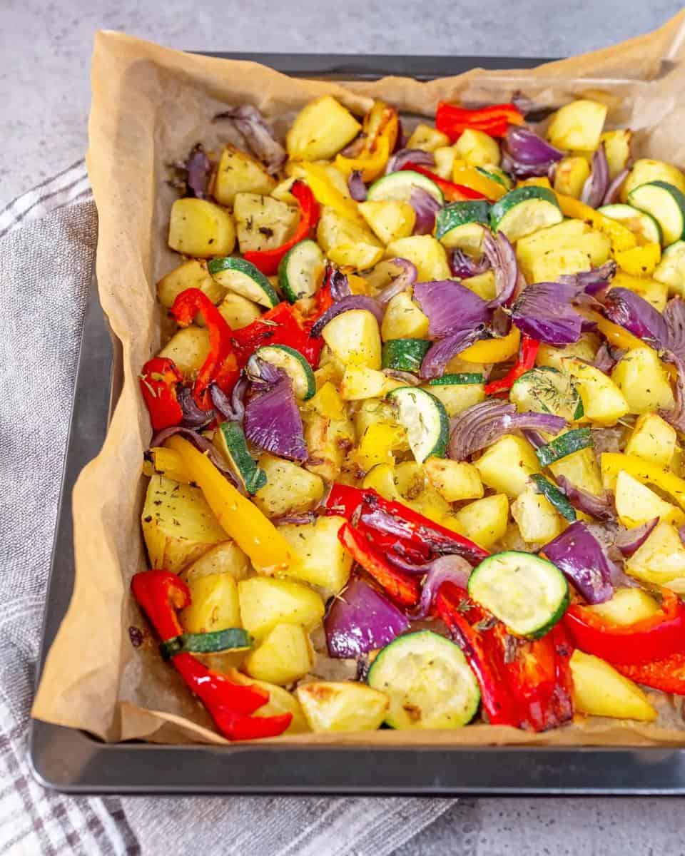 Einfaches Ofengemüse mit Kartoffeln Zucchini Paprika vom Blech - detail 2