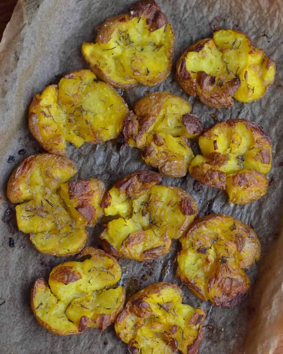 Einfaches Rezept für knusprige Smashed Potatoes aus dem Ofen - detail 1